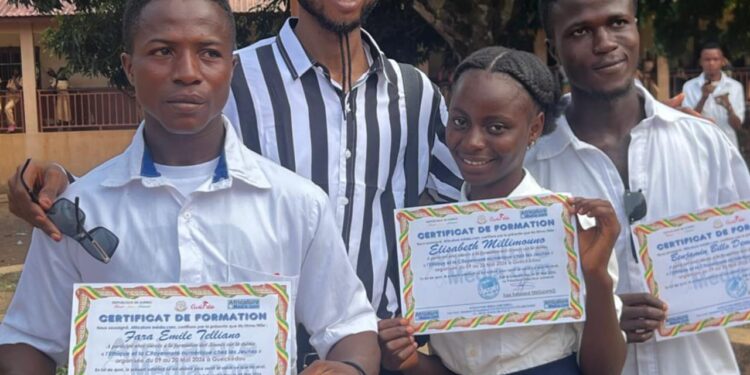 Guéckédou : clôture de la formation sur l’éthique et la citoyenneté numérique au Lycée Bambo, des attestations remises aux élèves bénéficiaires