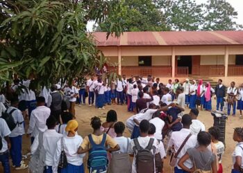 Guéckedou: Africaturemedia.com lance une vaste campagne de sensibilisation sur les dangers et responsabilités du numérique dans les écoles