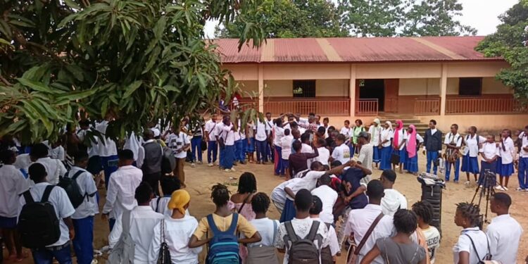 Guéckedou: Africaturemedia.com lance une vaste campagne de sensibilisation sur les dangers et responsabilités du numérique dans les écoles