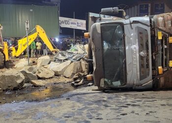 Hamdallaye : un SUV écrasé par un camion après un accident spectaculaire