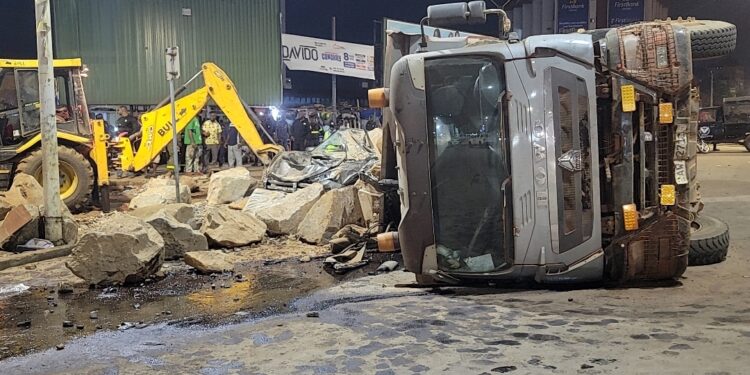 Hamdallaye : un SUV écrasé par un camion après un accident spectaculaire