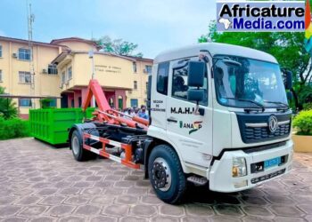 Assainissement urbain : N’zérékoré dotée d’un camion lève-conteneur par le Président Mamadi Doumbouya