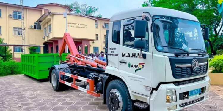 Assainissement urbain : N’zérékoré dotée d’un camion lève-conteneur par le Président Mamadi Doumbouya