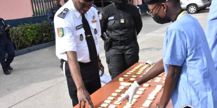 Trafic de cocaïne à Conakry : un couple interpellé avec 145 capsules ingérées