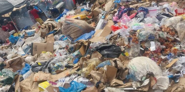 N’zérékoré : l’insalubrité gagne du terrain au grand marché et inquiète les populations