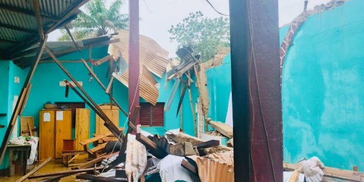 Kissidougou : Un vent violent décoiffe une chapelle, à Korodou; les fidèles appelés à la solidarité!