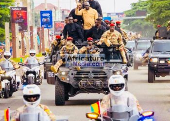 Le Président Mamadi Doumbouya de retour à Conakry : un accueil populaire qui clôt une quinzaine de jours d’absence