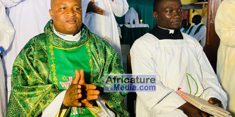 Guéckédou : la Paroisse-Cathédrale Notre-Dame du Rosaire rend hommage à ses prêtres sortants dans la foi et la reconnaissance