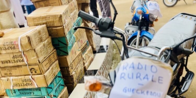 GUÉCKÉDOU : L’AJRADG apporte un soutien matériel à la DPE, à la Radio rurale et à l’AGP