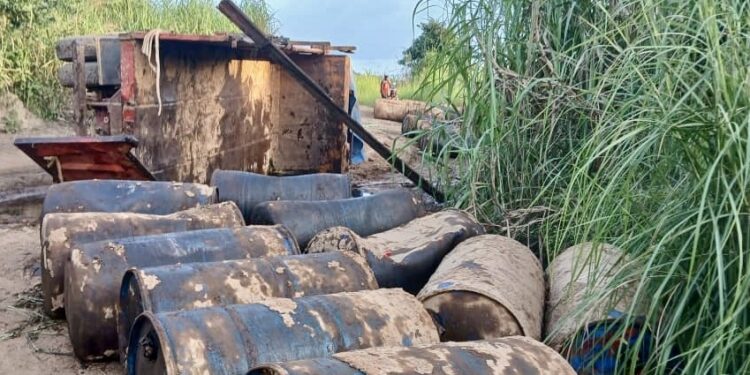 Guéckédou : Un camion chargé de 56 fûts d’huile rouge immobilisé après un renversement sur l’axe de Nongoa